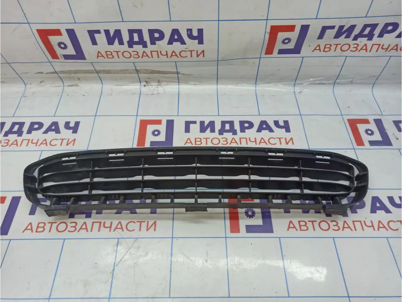 Решетка в бампер центральная Toyota Camry (XV40) 53112-33030.